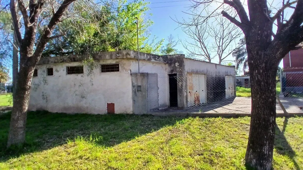 Galpón con dormitorio y fosa. 3