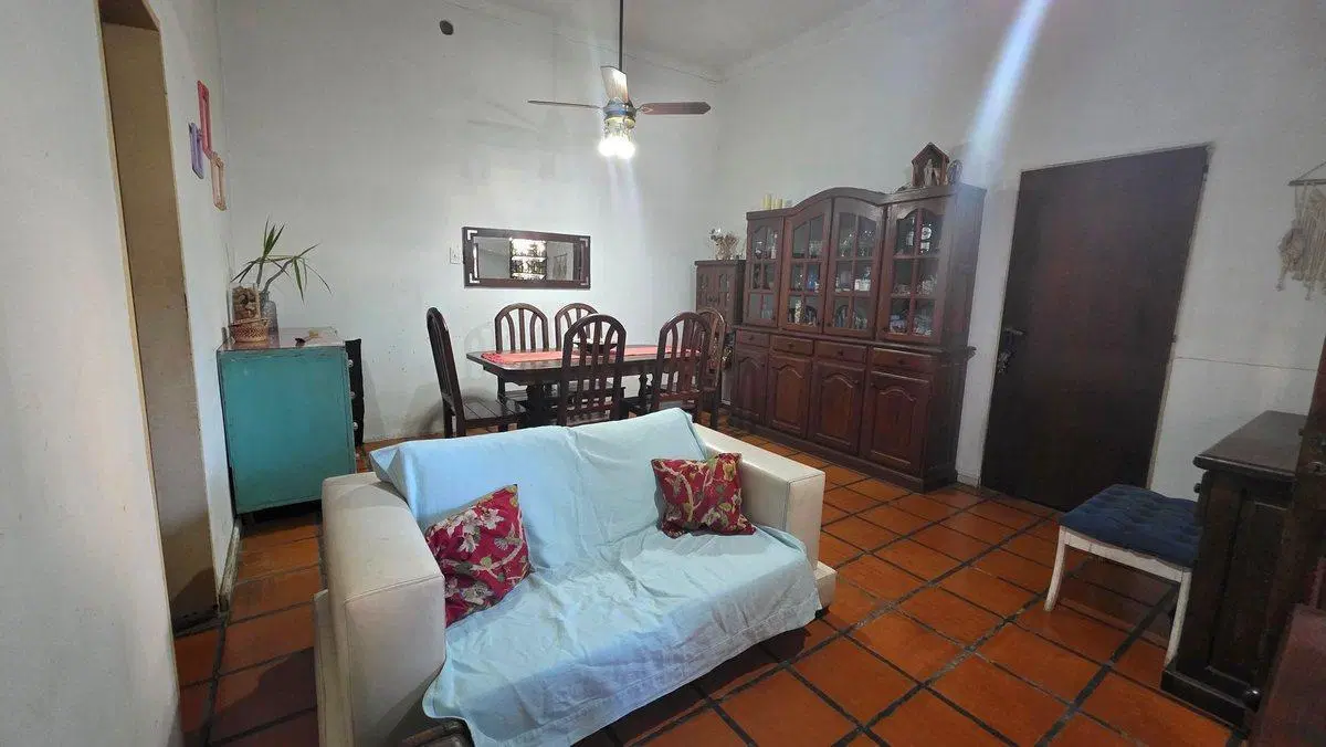SE VENDE CASA DE DOS DORMITORIOS Y COCHERA Z. AVDA 8