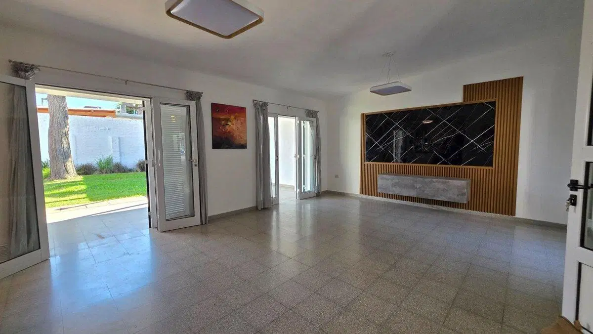 SE VENDE CASA DE CATEGORIA A 100M DE BV GALVEZ 4
