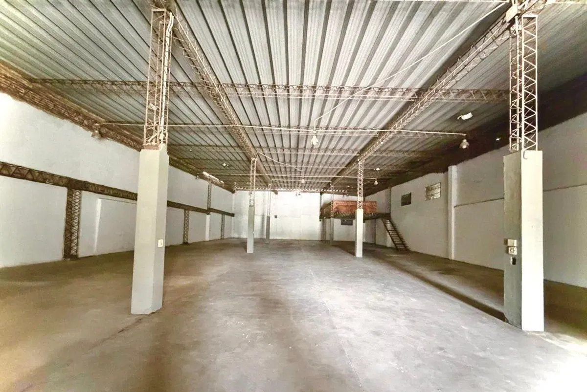 ALQUILER GALPON CON OFICINA. SOBRE AVENIDA 760M2 5