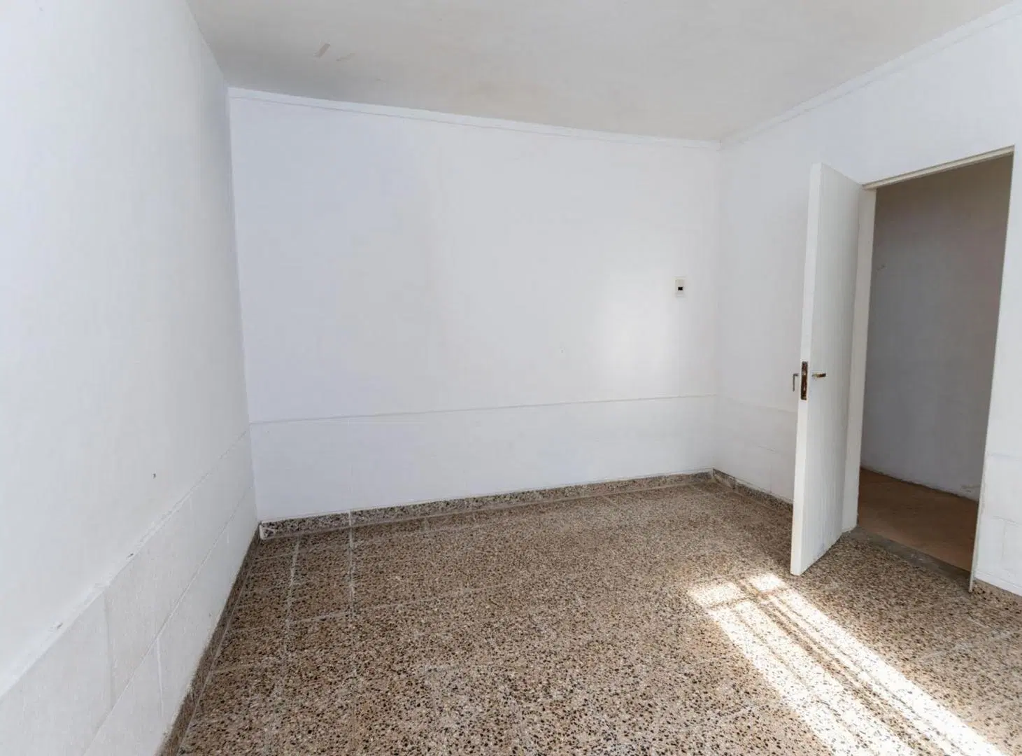 CASA EN VENTA - 3 DORMITORIOS CON COCHERA y PATIO 2