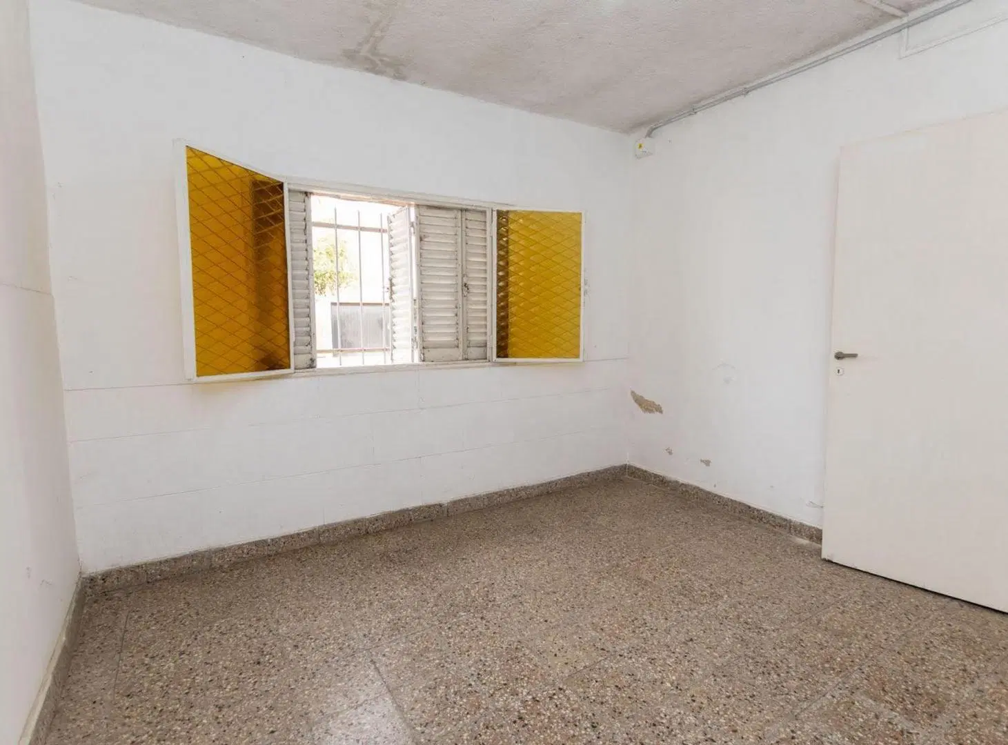 CASA EN VENTA - 3 DORMITORIOS CON COCHERA y PATIO 3