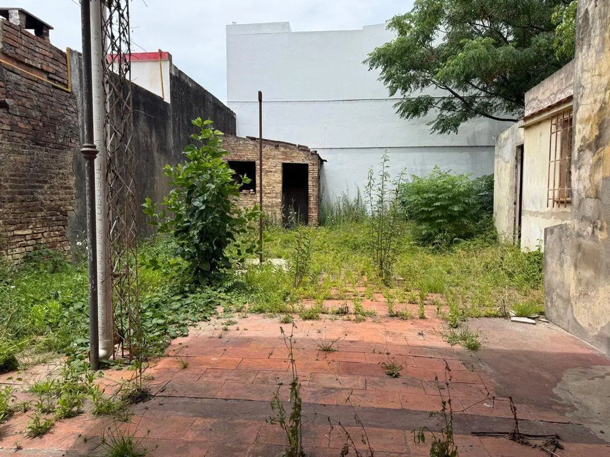 Se vende casa con gran terreno en Barrio Candioti 4