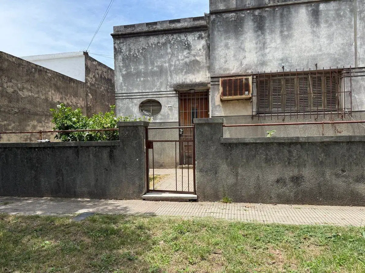 Se vende casa con gran terreno en Barrio Candioti 3