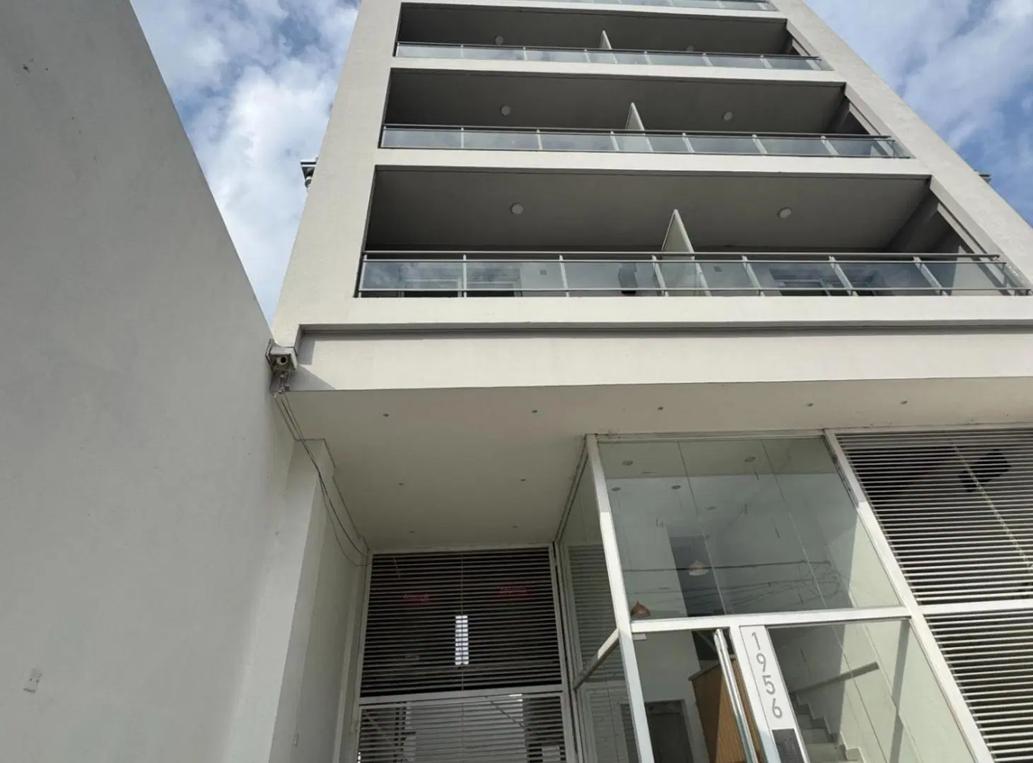 SE ALQUILA SEMIPISO zona sur 1 dorm  a estrenar 2