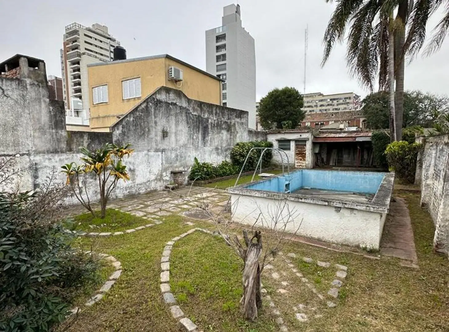 Casa a refaccionar con gran terreno 8,40x 54 mts. 3