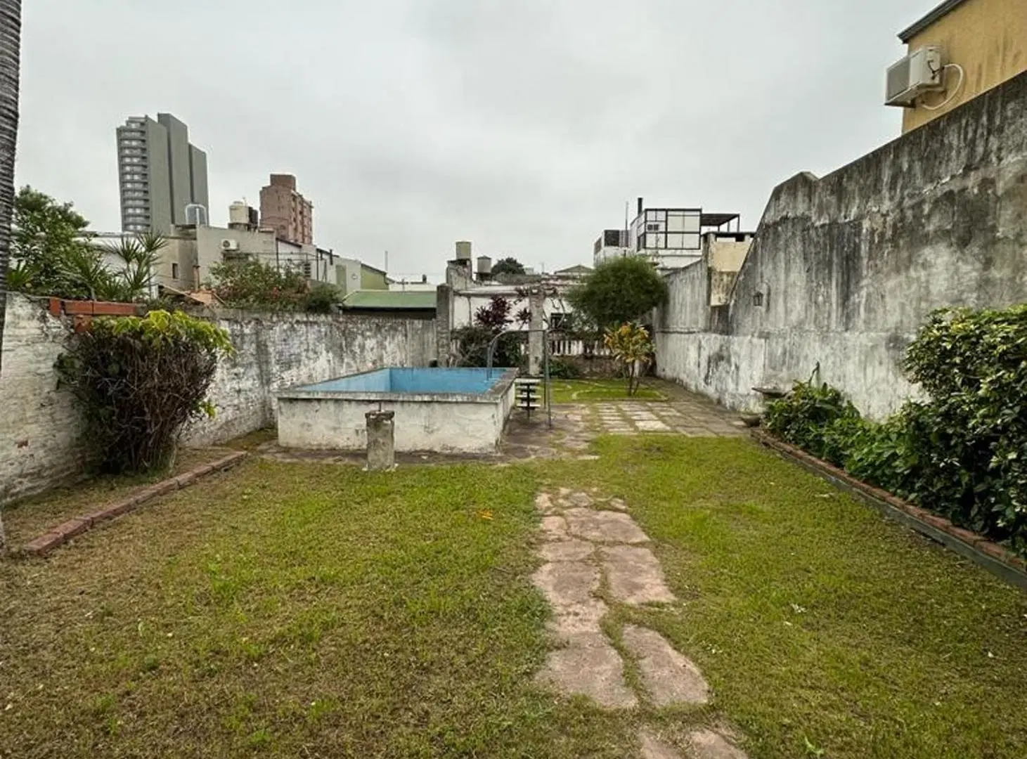 Casa a refaccionar con gran terreno 8,40x 54 mts. 2