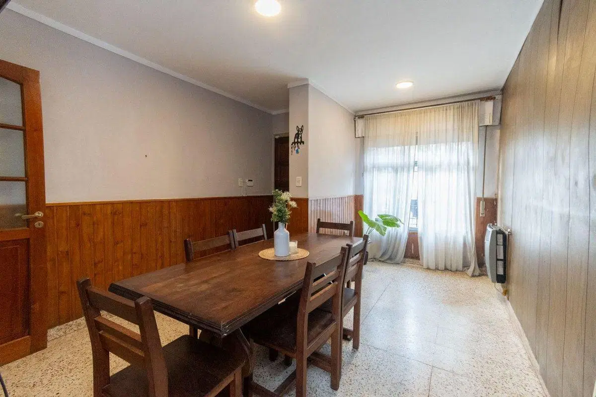 DOS CASAS EN UNA - A MTS DE AV LOPEZ Y PLANES 8