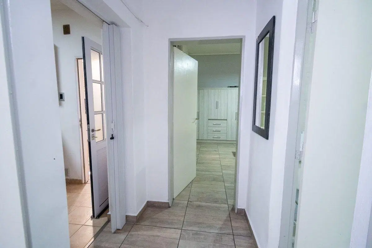 Venta Casa 2 Dormit., cochera en Sargento Cabral 3