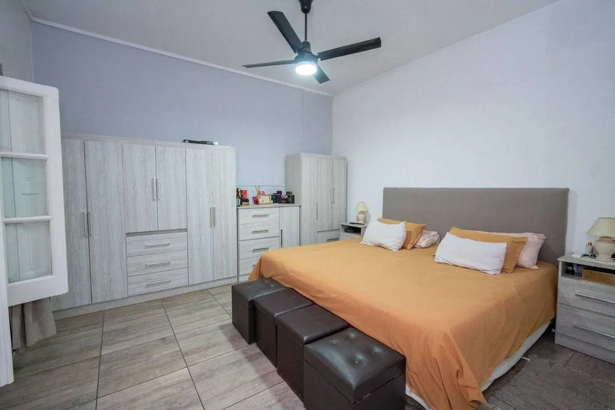 Venta Casa 2 Dormit., cochera en Sargento Cabral 5