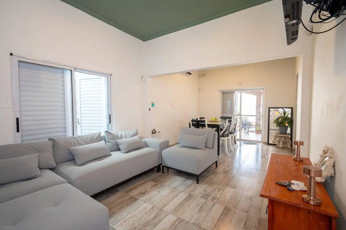 Venta CASA CON PILETA EXCELENTE UBICACION 3