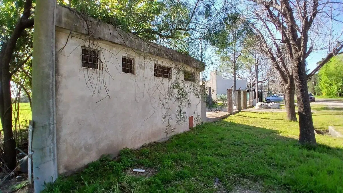 Galpón con dormitorio y fosa. 3