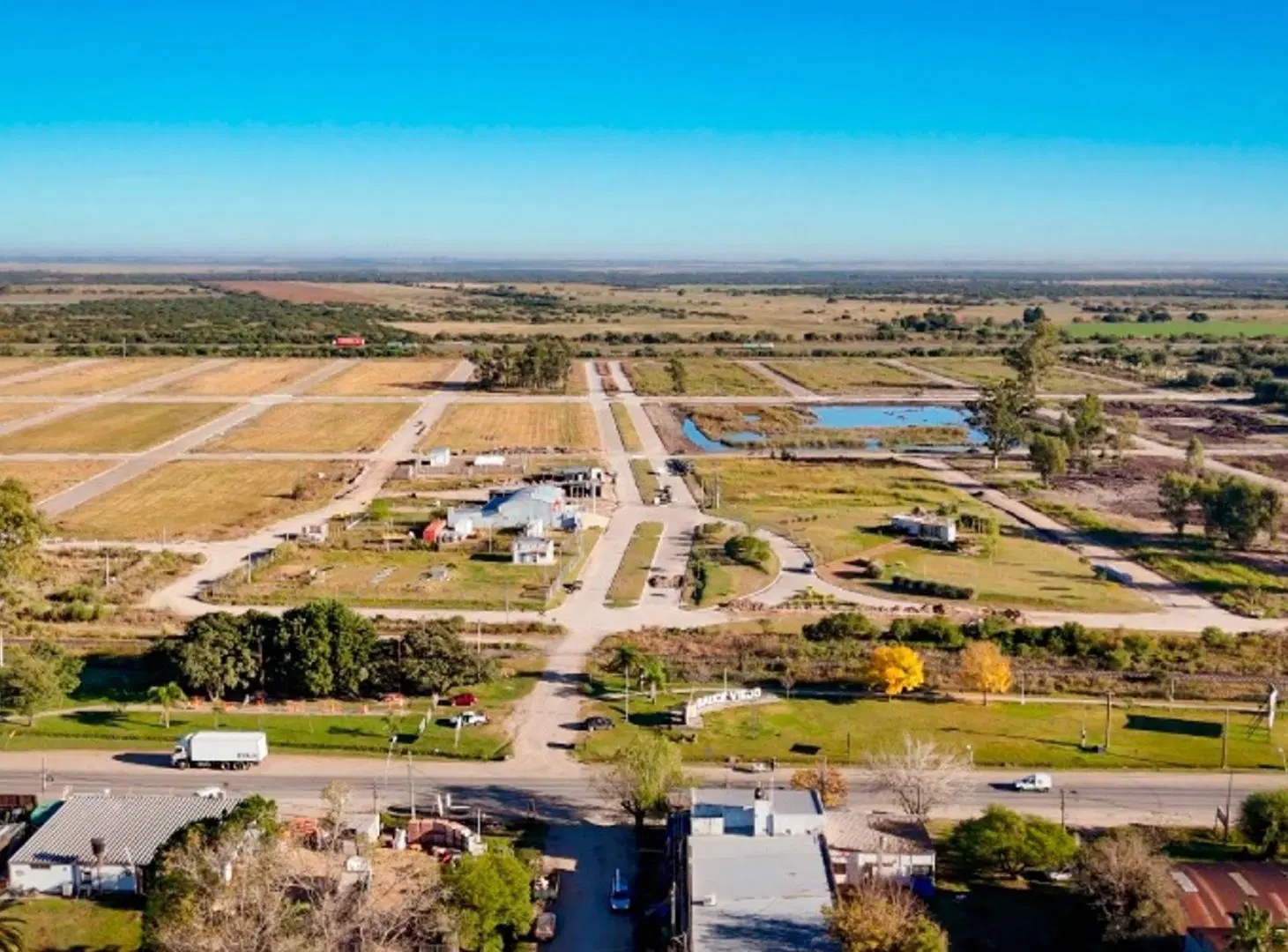 SE VENDE LOTE EN BARRIO LOS DOMINGOS-SAUCE VIEJO 2