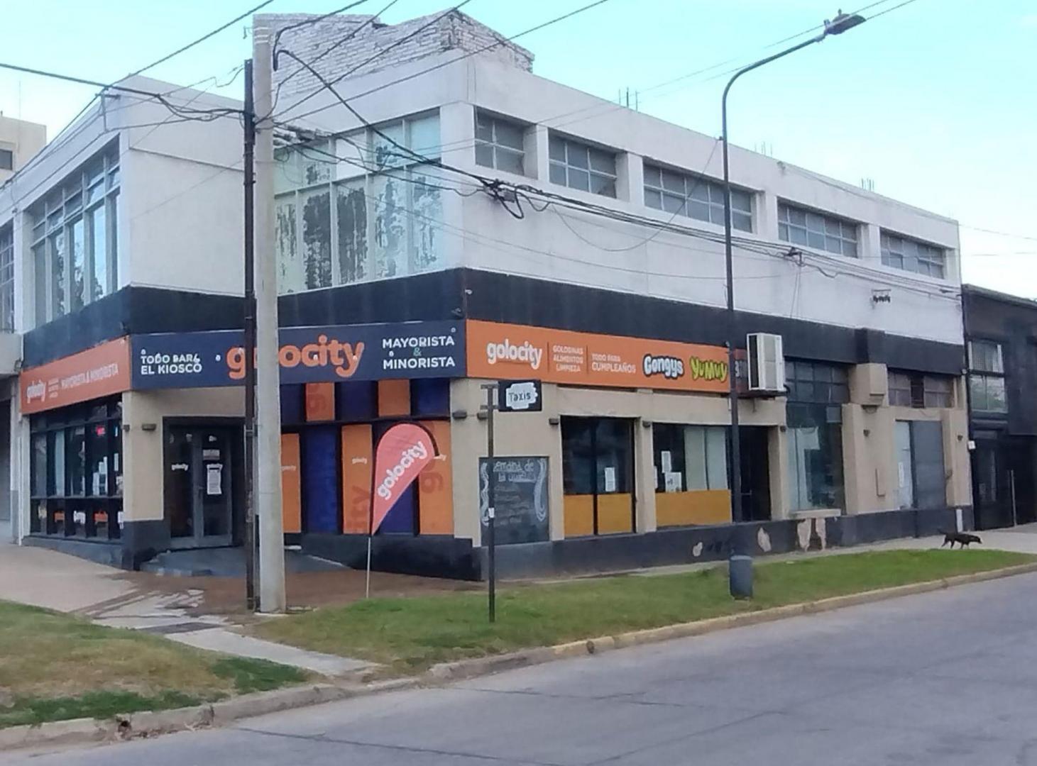 Foto de Alquiler amplio local en Av. Gral Paz 6200, imagen 3