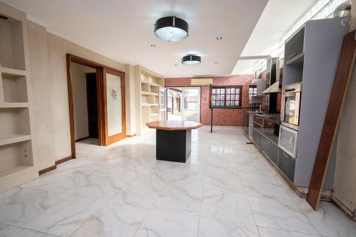 Foto de CASA EXCLUSIVA CON PILETA EN 7 JEFES, imagen 3