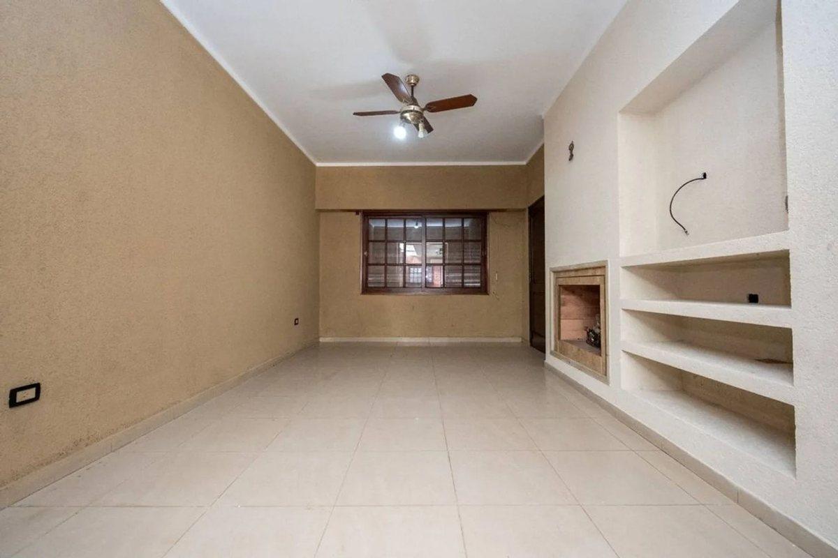 Foto de CASA EXCLUSIVA CON PILETA EN 7 JEFES, imagen 2