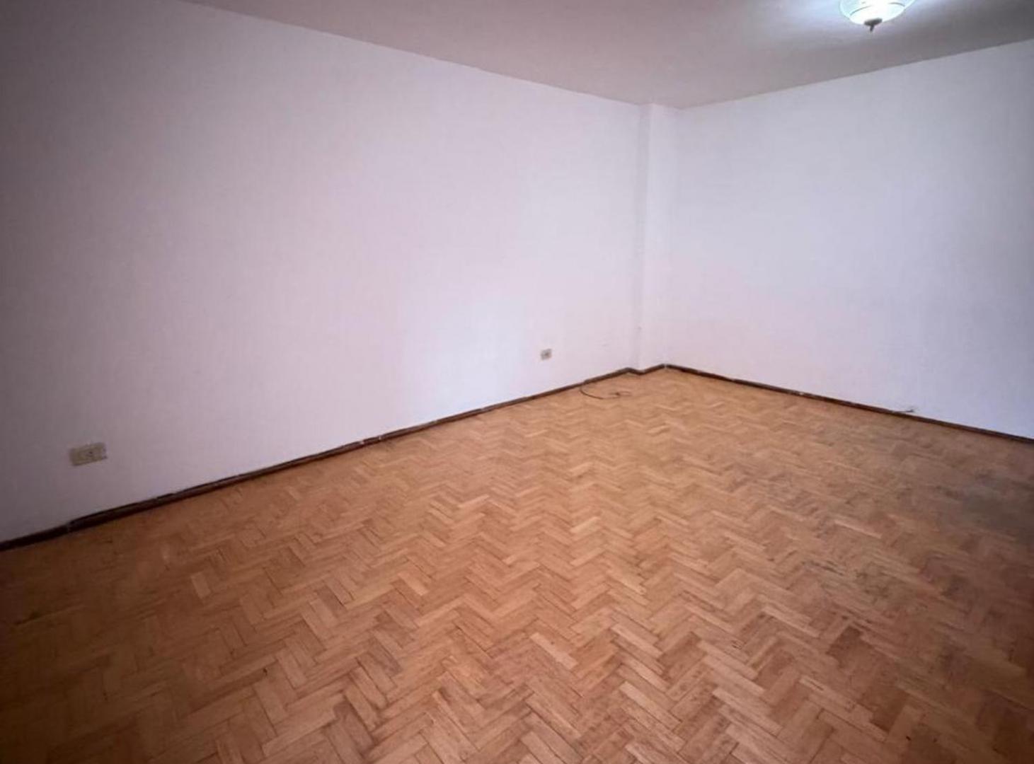 Foto de VENTA DEPARTAMENTO 2 DORM. CON COCHERA ZONA CENTR0, imagen 4