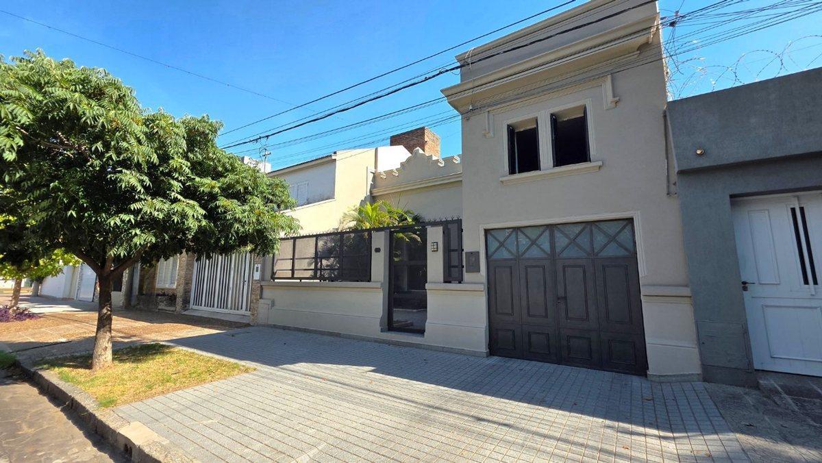 Foto de SE VENDE CASA DE CATEGORIA A 100M DE BV GALVEZ, imagen 2