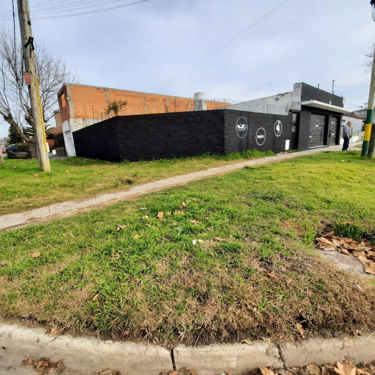 Dos Locales con Terreno esquina.¡Oport! F. de La Plaza 6714 3