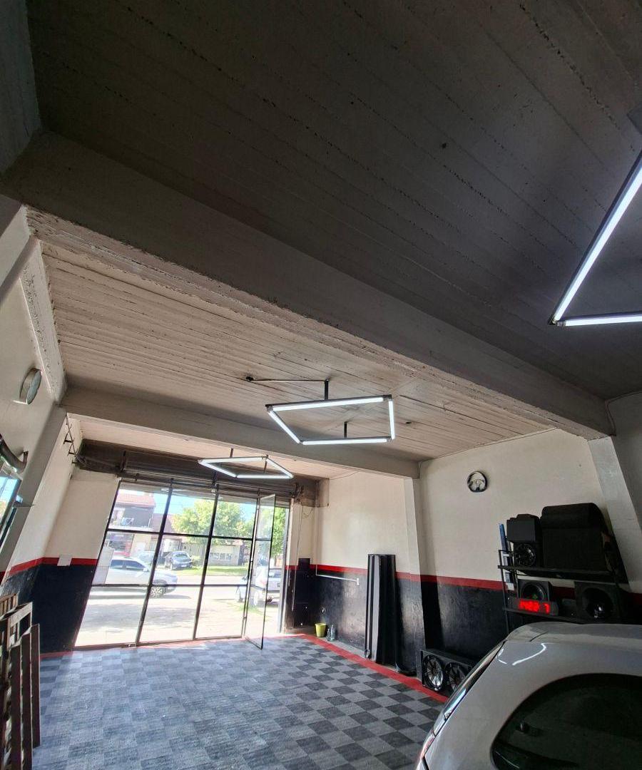 Local comercial frente vidriado con persiana metálica, Av. Colón al 7200