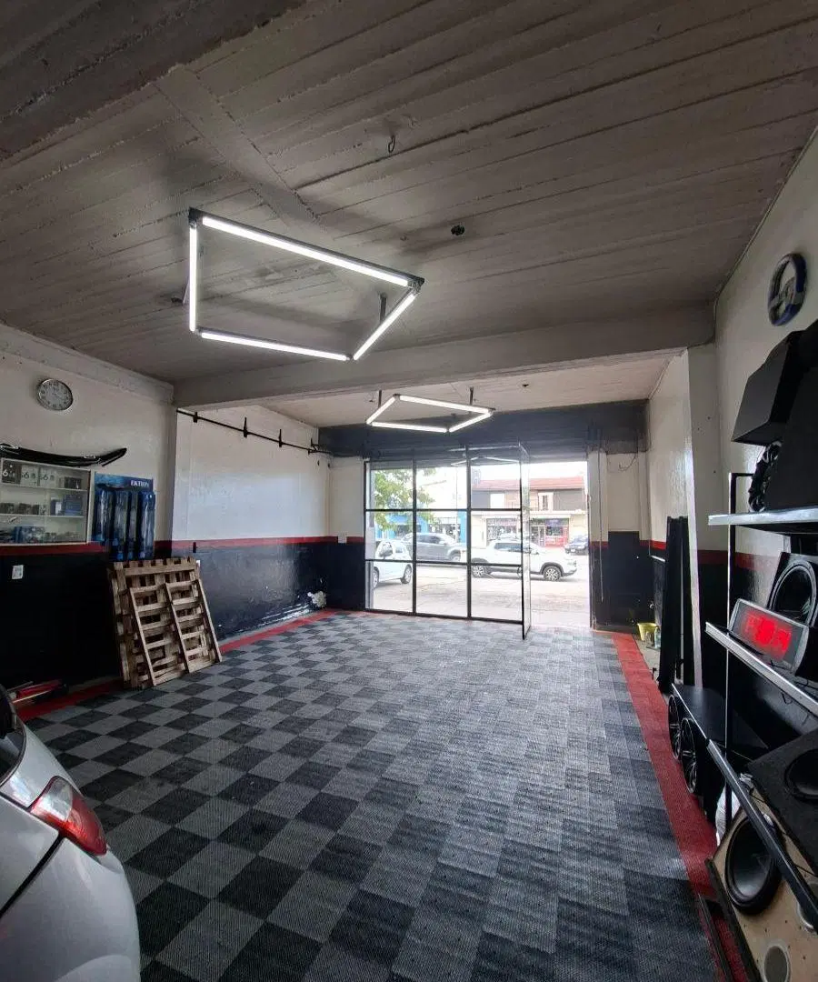 Local comercial frente vidriado con persiana metálica, Av. Colón al 7200 4