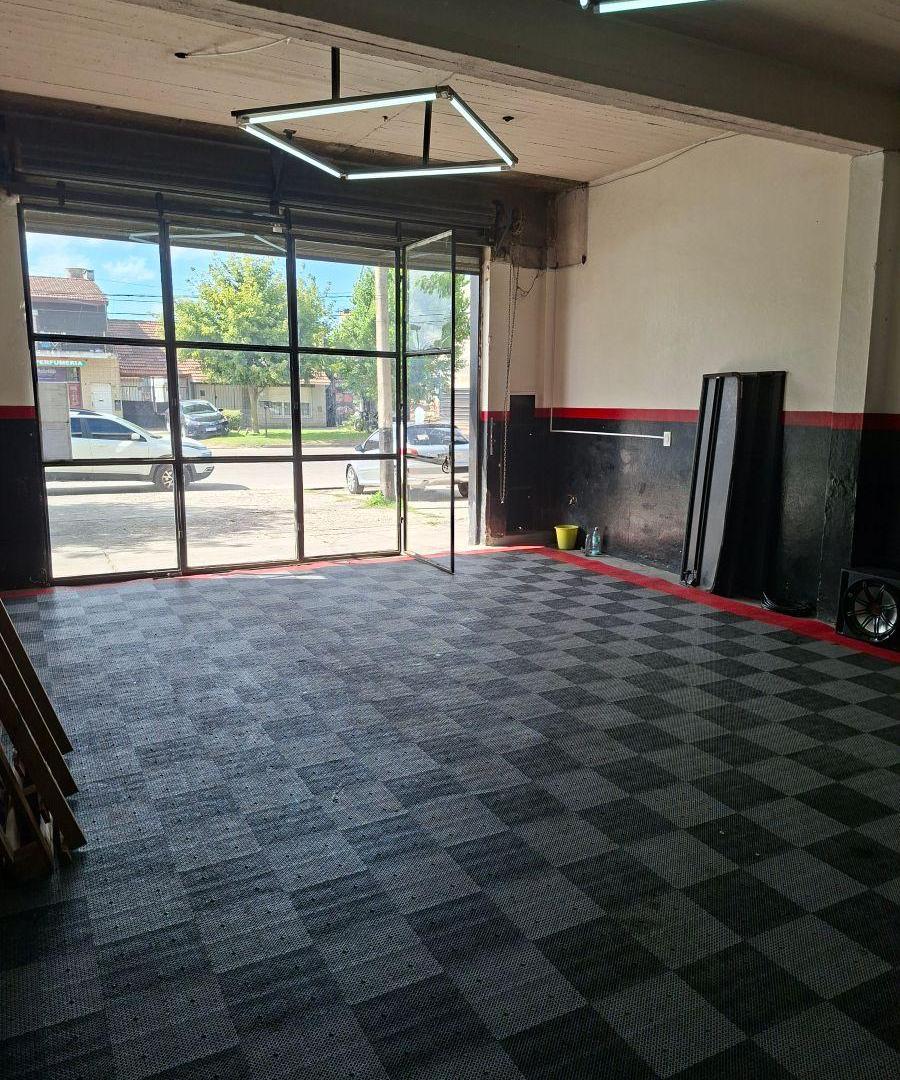 Foto de Local comercial frente vidriado con persiana metálica, Av. Colón al 7200, imagen 3