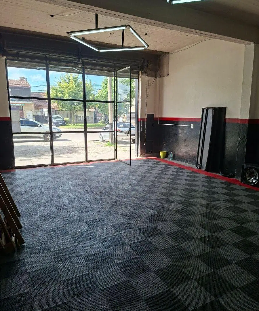 Local comercial frente vidriado con persiana metálica, Av. Colón al 7200 3