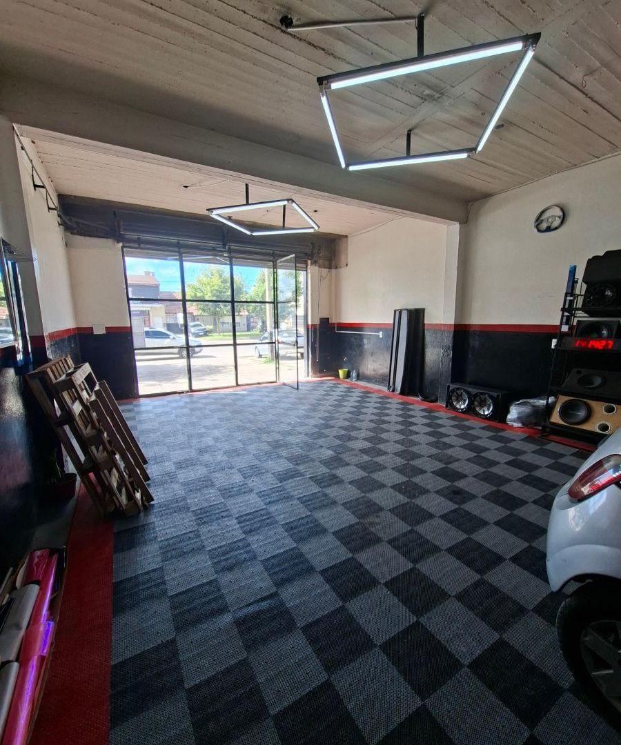 Local comercial frente vidriado con persiana metálica, Av. Colón al 7200