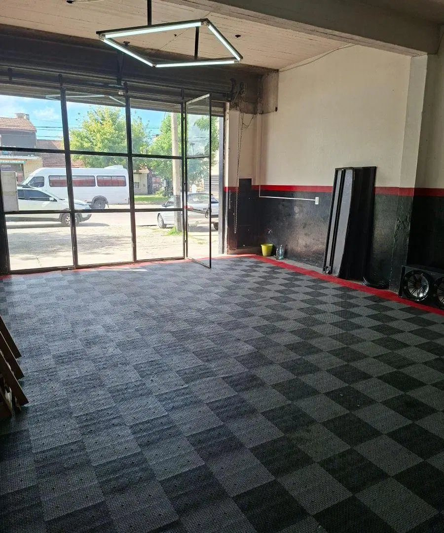 Local comercial frente vidriado con persiana metálica, Av. Colón al 7200 1