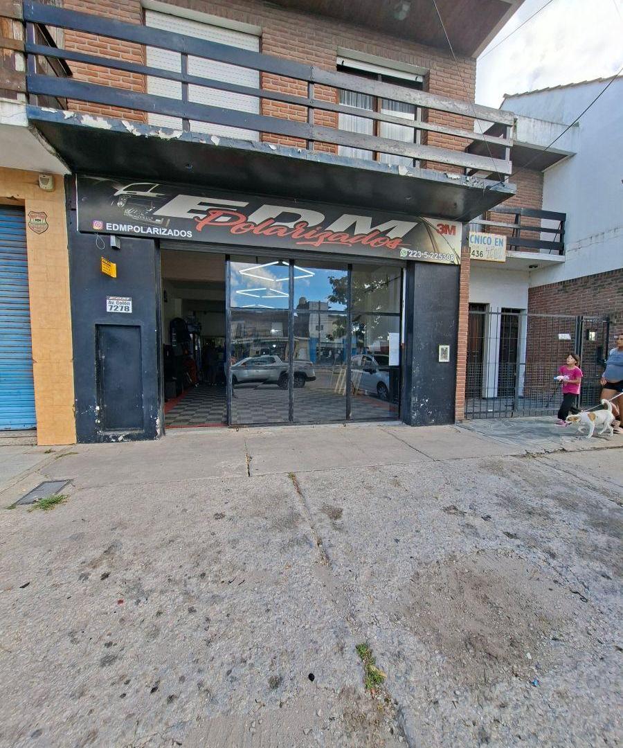 Local comercial frente vidriado con persiana metálica, Av. Colón al 7200