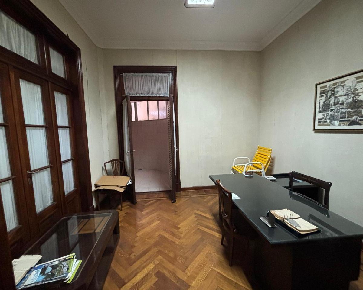Oportunidad Única en El Centro. Oficina de 7amb + Hall de Recepción 2