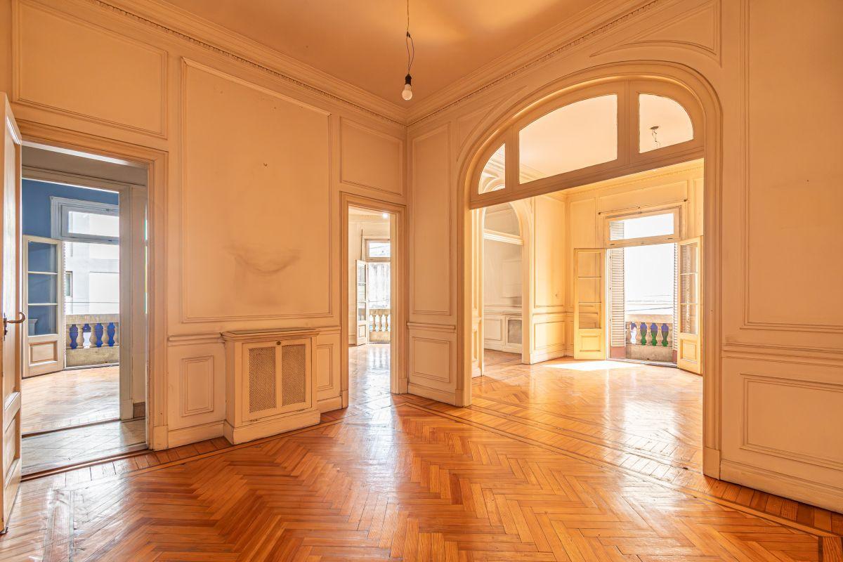 Foto de VENTA SEMIPISO DE ESTILO FRANCÉS 8 ambientes en Balvanera, 226 mts, imagen 2