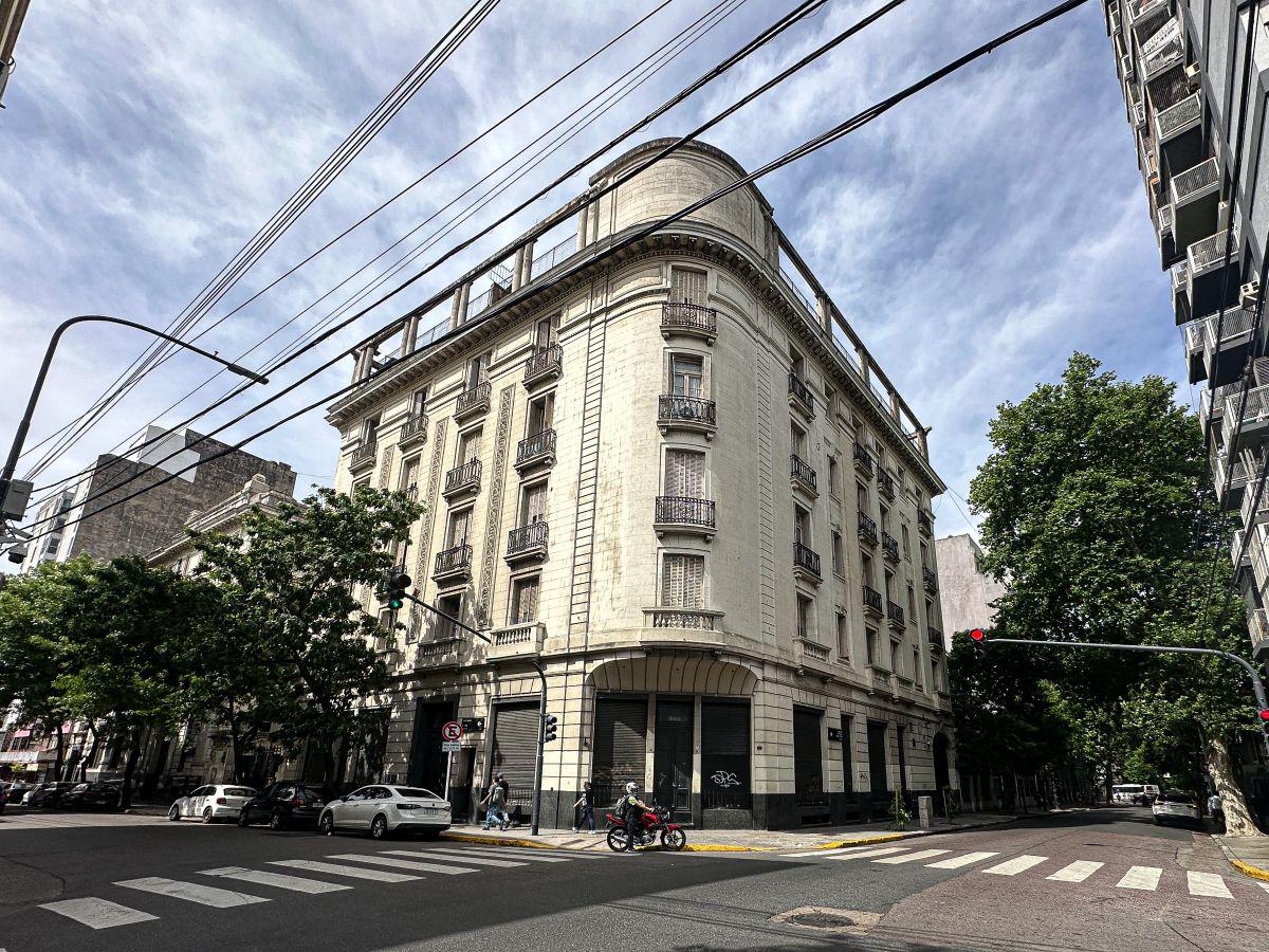 VENTA SEMIPISO DE ESTILO FRANCÉS 8 ambientes en Balvanera, 226 mts propios,