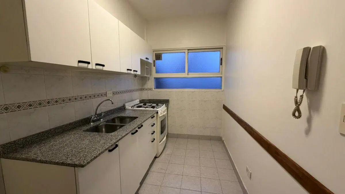 Alquiler Excelente Semipiso con Balcón Terraza, Suite, Cocina Separada, Toilette y Cochera Fija 2