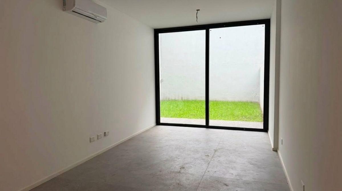Foto de VENTA Excelente 2 ambientes con jardín propio y dormitorio en suite a, imagen 3