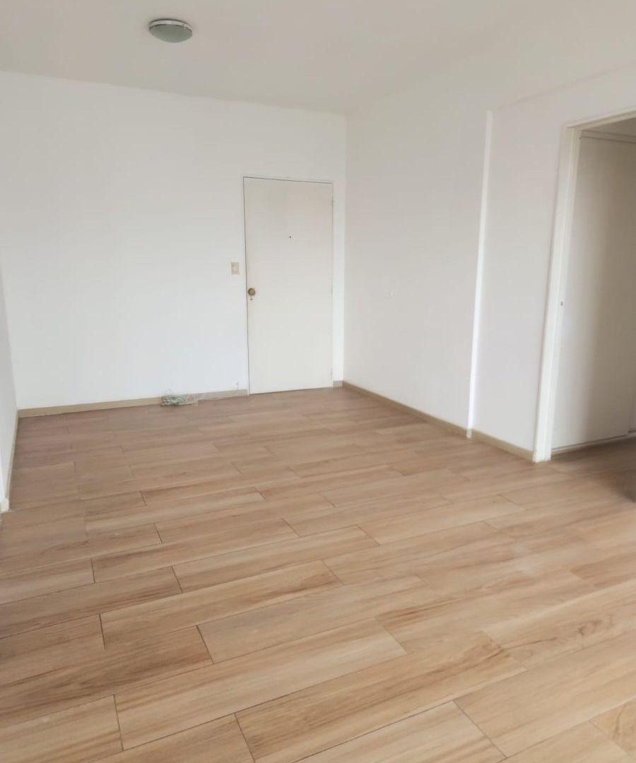Foto de Hermoso departamento de 3 ambientes con balcón!! Vig. 24hs. Opcion, imagen 1