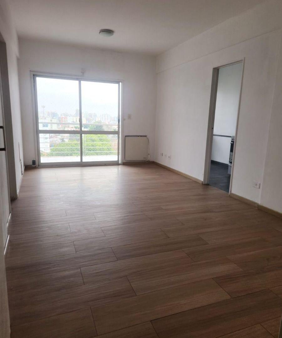 Foto de Hermoso departamento de 3 ambientes con balcón!! Vig. 24hs. Opcion, imagen 2