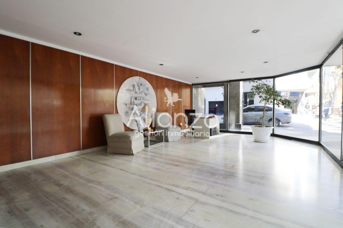 Foto de VENTA - TRES AMBIENTES CON COCHERA MUY LUMINOSO, PISO ALTO - BELGRANO, imagen 2
