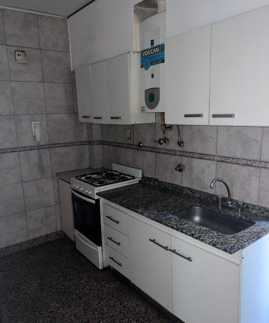 Foto de PARQUE CHACABUCO 2 AMBIENTES 1º PISO X ESCALERA, imagen 3
