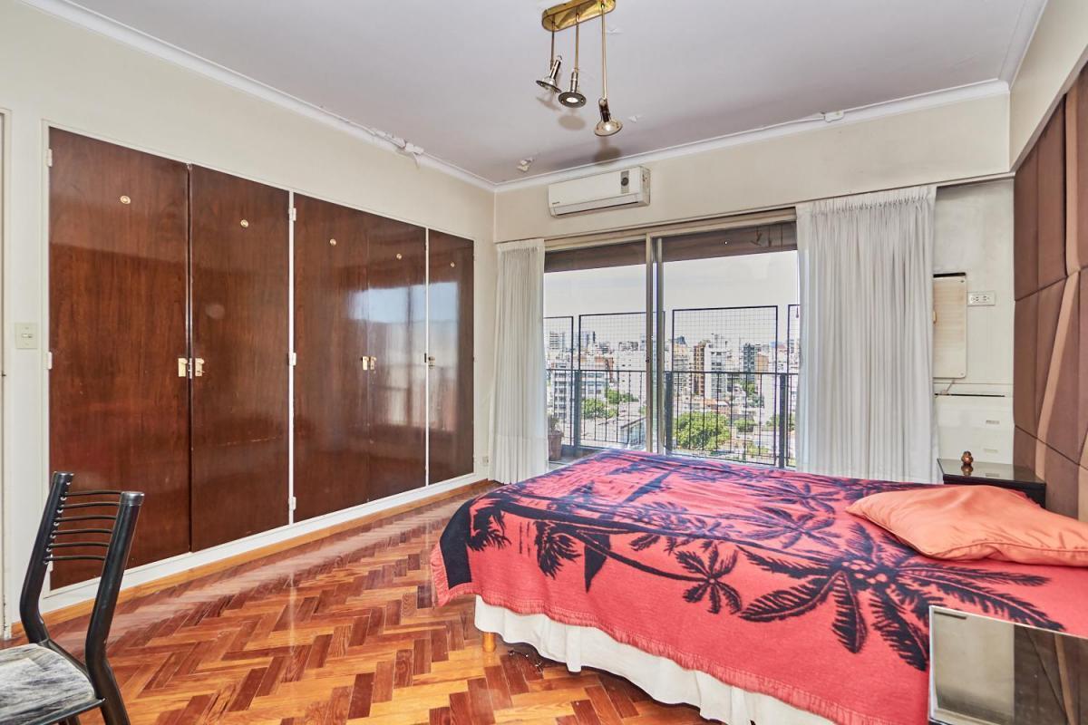 Departamento de 5 Ambientes en Venta en Parque Centenario 3