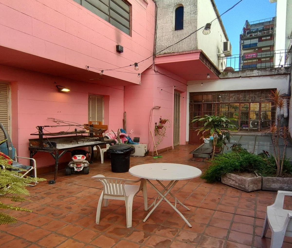 Casa de 8 Ambientes en Venta en Almagro 3