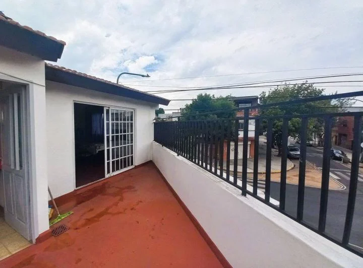 CASA CON TERRAZA Y QUINCHO EN VENTA. MATADEROS 1