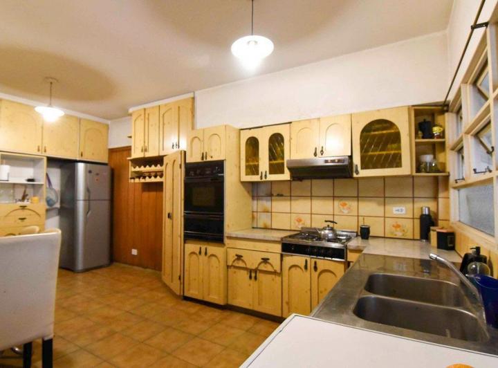 Casa 5 amb.c/dep.Cocheras, jardín.Local. Balvanera 5
