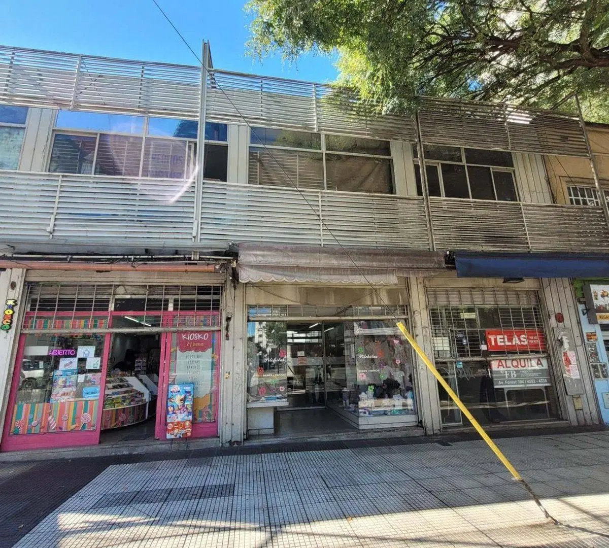 Local a la calle en alquiler en Av. Forest 4