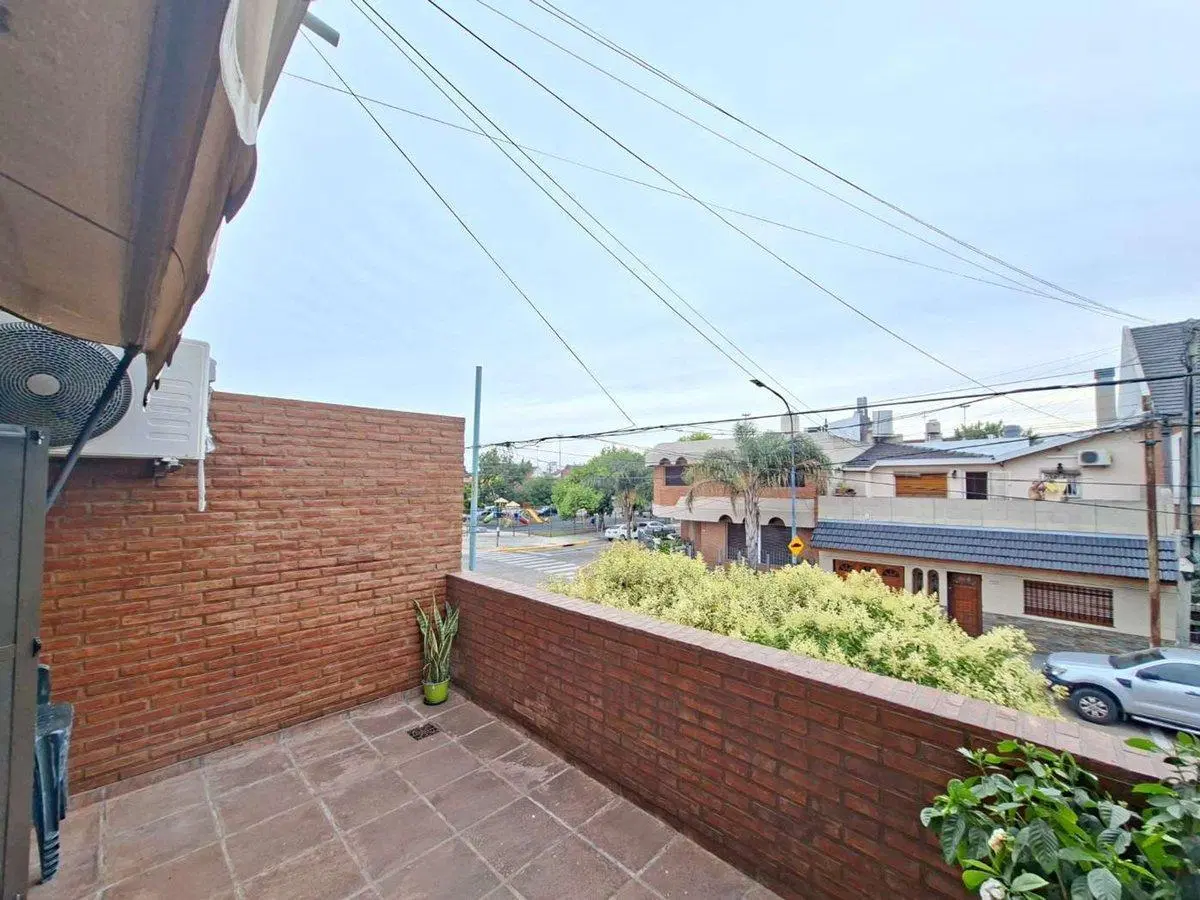 CASA TRIPLEX 5 AMBIENTES BARRIO NAÓN- MATADEROS 3