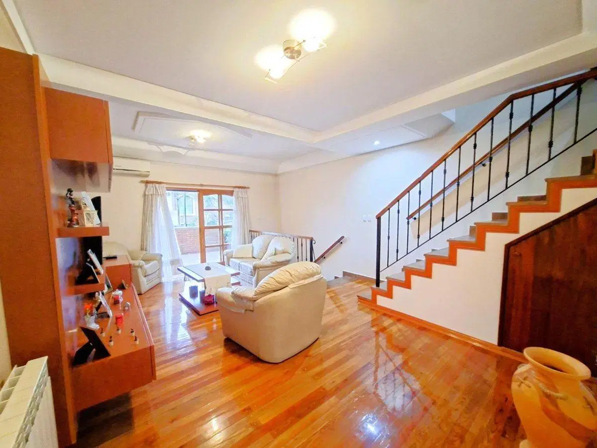 CASA TRIPLEX 5 AMBIENTES BARRIO NAÓN- MATADEROS 2