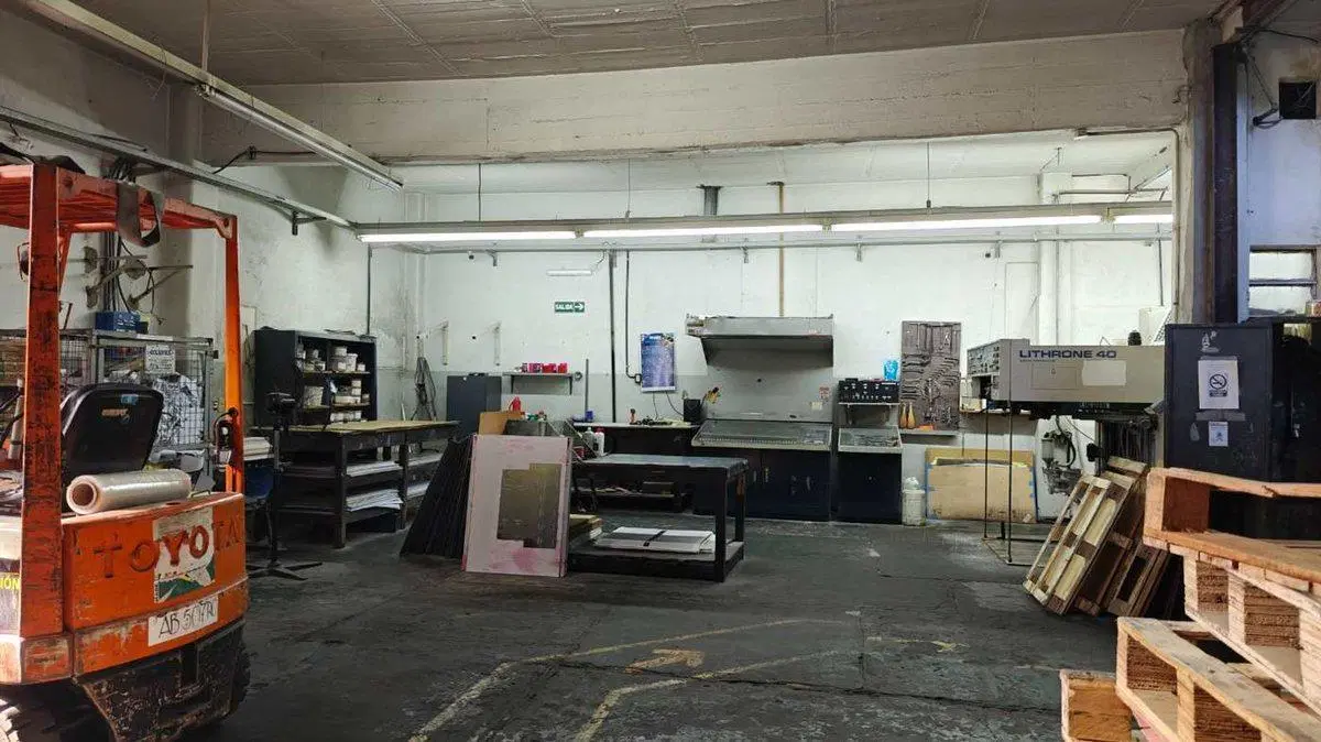 VENTA Depósito/ Galpón en Mataderos + 1300m2 cub 3