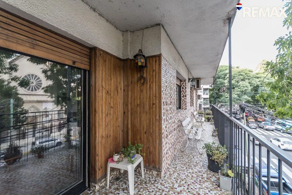 VENTA PISO 4 AMB C/DEP, BALCON, COCHERA EN FLORES 3