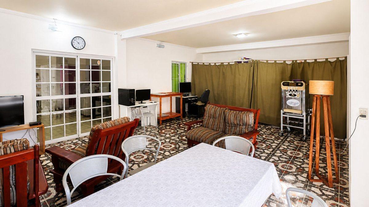 EXCELENTE CASA 4 AMB PATIO-COCHERA. 3 DE FEBRERO