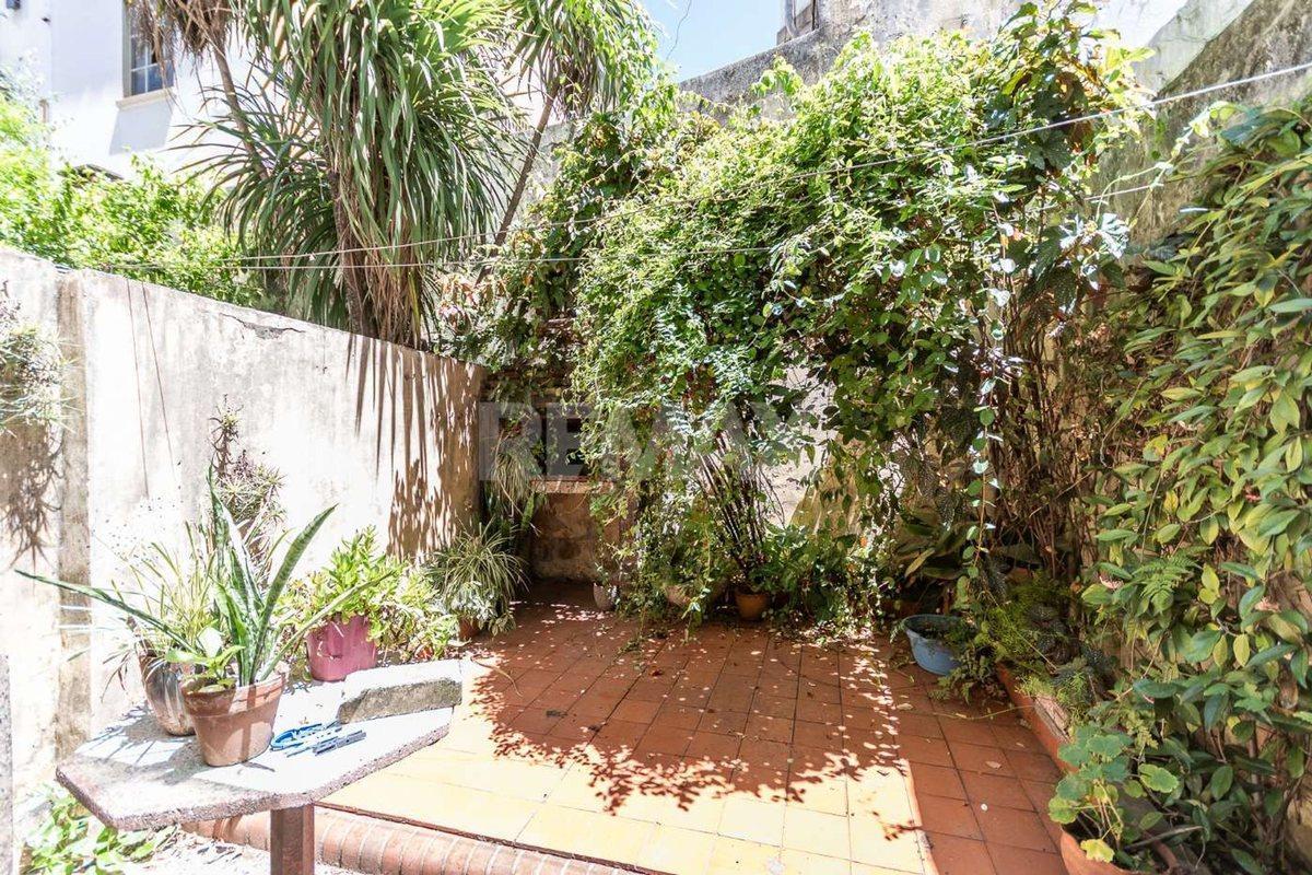 VENTA DEPTO FLORES 2 AMB A REFAC C/PATIO PARRILLA
